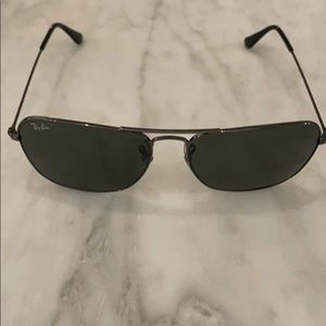 Rayban: caravan sunglasses comes with case